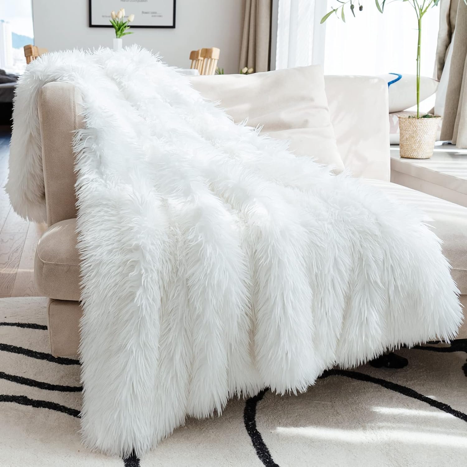 JONIYEAR Extra 2.8″ Long Hair Fluffy Faux Fur Throw Blanket 50″ x 60″, Luxury Soft Decorative Fuzzy Furry Blankets for Couch, Cozy Plush Shaggy Blankets for Sofa Bed,Cute Lovely Blanket for Pet, White