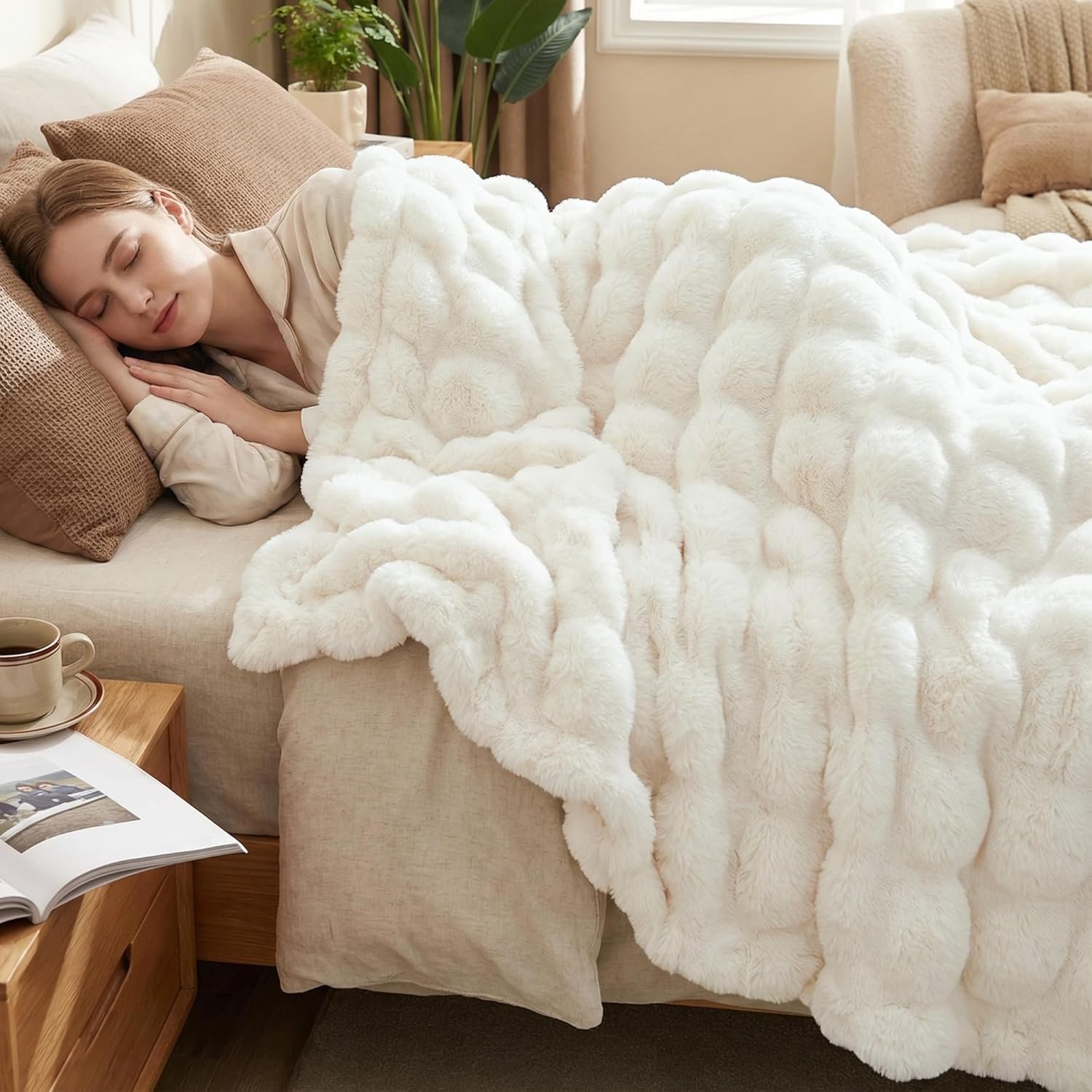 DREAMNINE Soft Faux Bubble Rabbit Fur Throw Blanket for Couch, Thick Cozy Decorative Warm Fuzzy Fur Blanket for Sofa Chair Bedroom Living Room Dorm Gift, 50 * 60 Inches, Cream White